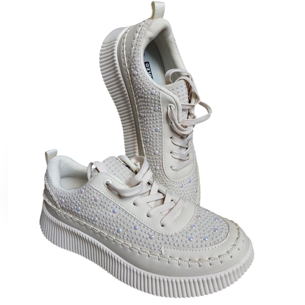 Elegant Cream Sneakers with Rhinestone Detailing